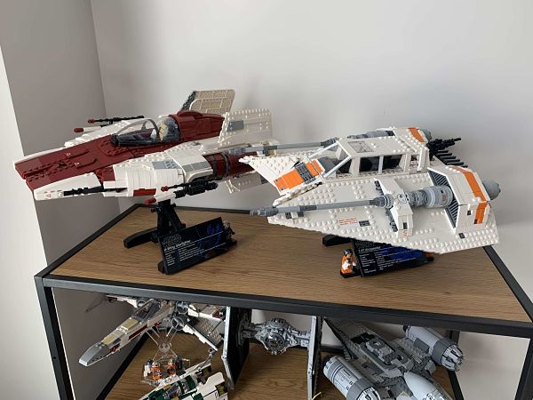 LEGO 75144 Snowspeeder con LEGO 75275 A Wing del UCS
