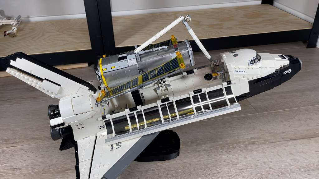 El transbordador espacial Discovery de LEGO y el telescopio Hubble de LEGO también
