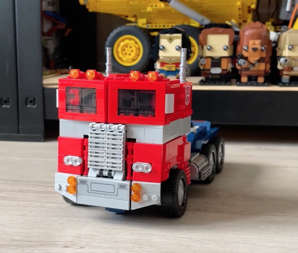 Optimus Prime de LEGO transformado en camion