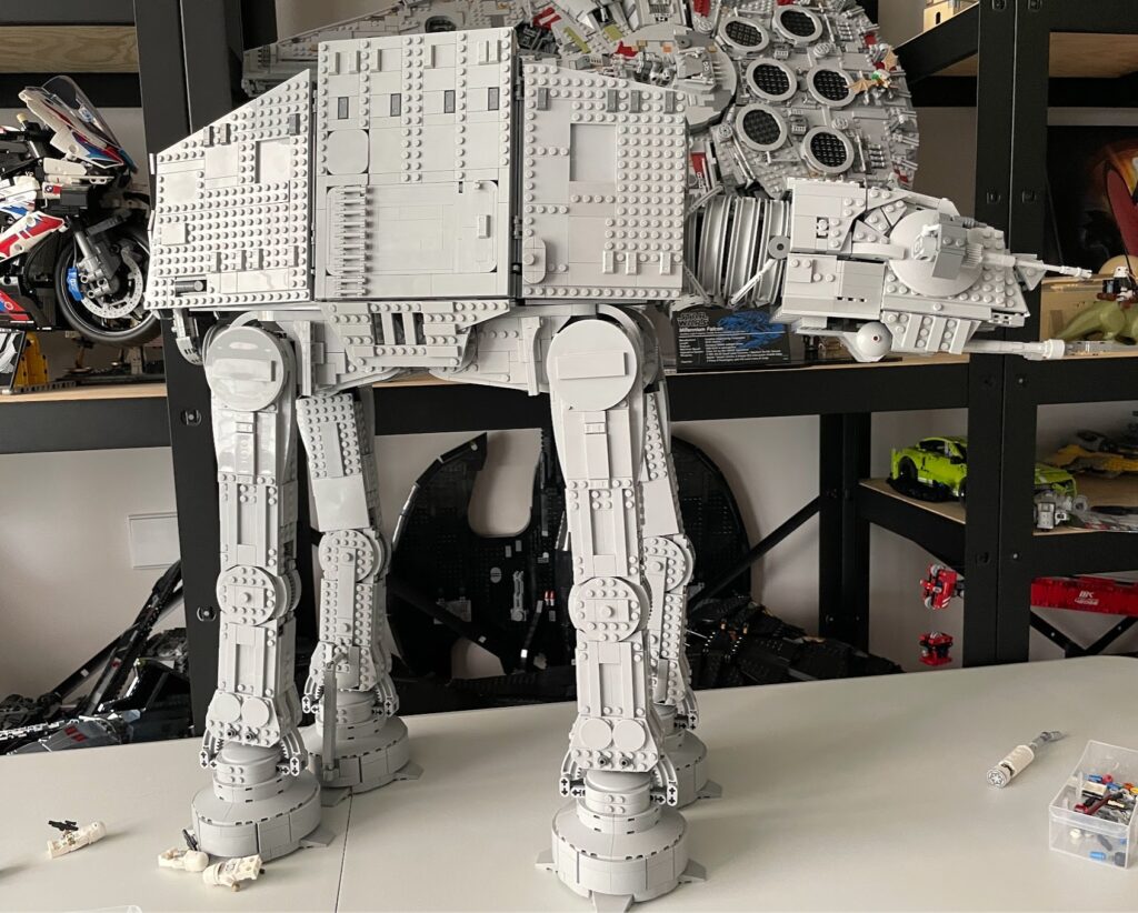 Terminamos de construir el UCS ATAT de LEGO Star Wars 75313