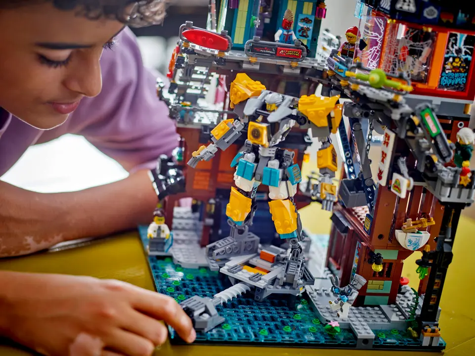 71837 Talleres de la Ciudad de Ninjago construcción 2
