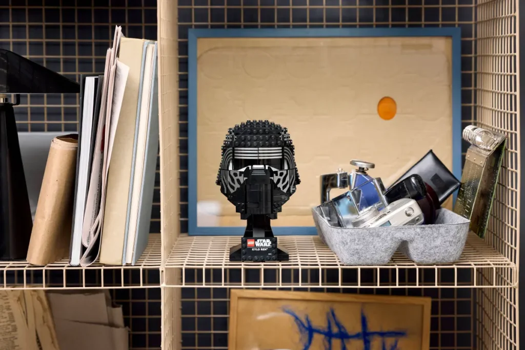 75415 Nuevo casco de Kylo Ren de LEGO Star Wars exhibición 1